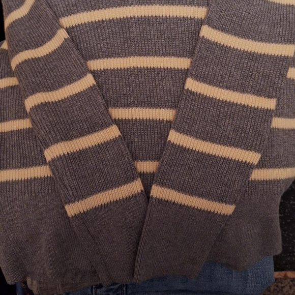 Banana Republic Women's Sweater in Gray and Cream Stripes - Picture 3 of 4